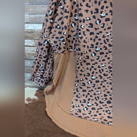 New Textured Raw Edge Drop Shoulder Animal Print W/Tan Hi Lo Side Slit Tunic - Picture 3 of 14